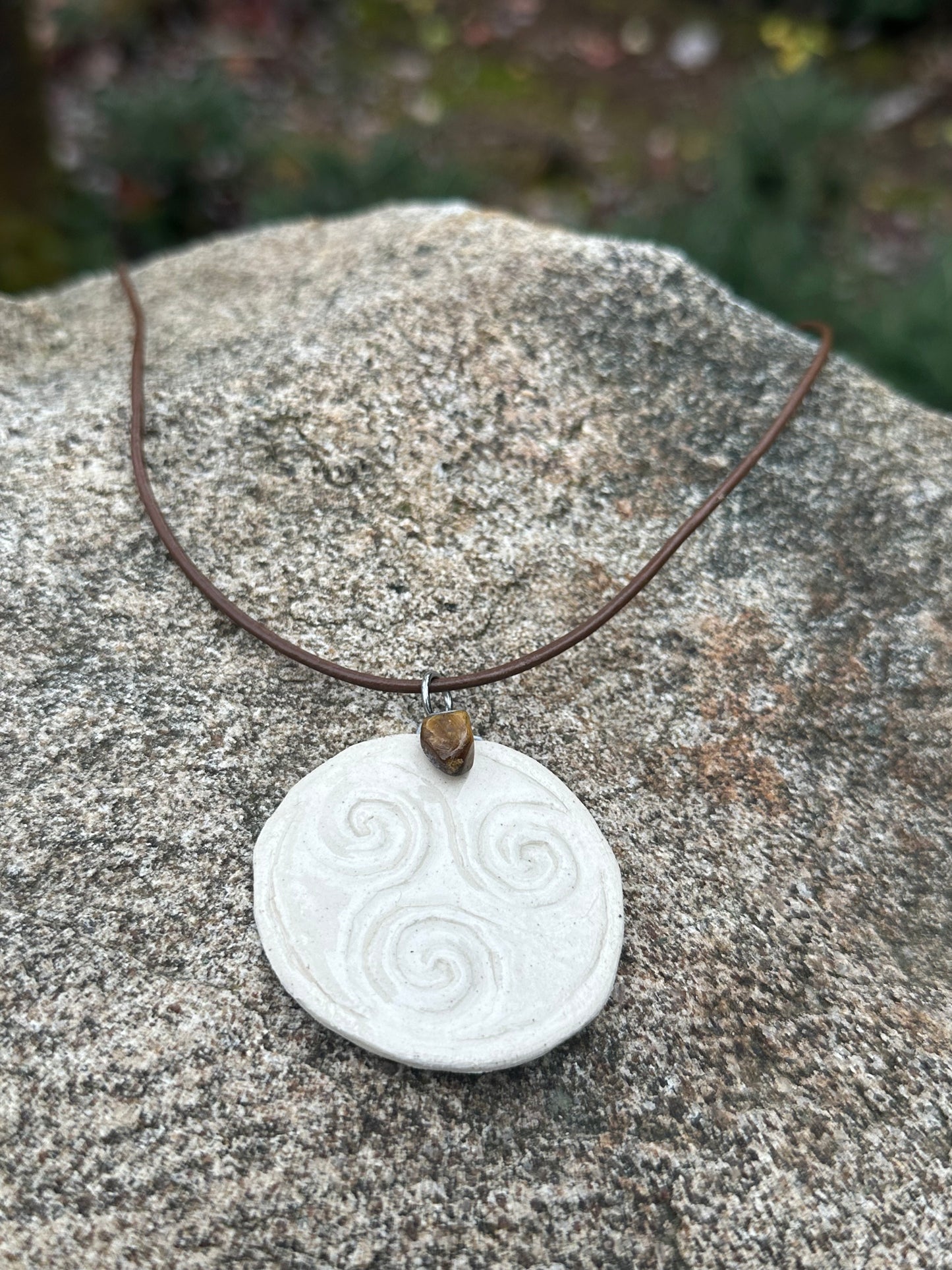 Collier Amulette Celte - Oeil de Tigre | Cuir Brun