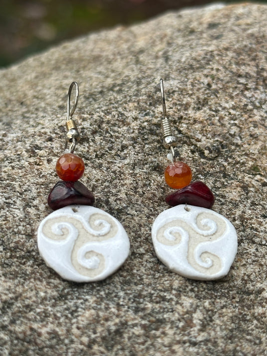 Boucles d'Oreilles Celte - Triskèle | Agathe Orange | Pierre Rouge